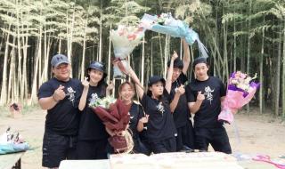 肖战早期与素人合照